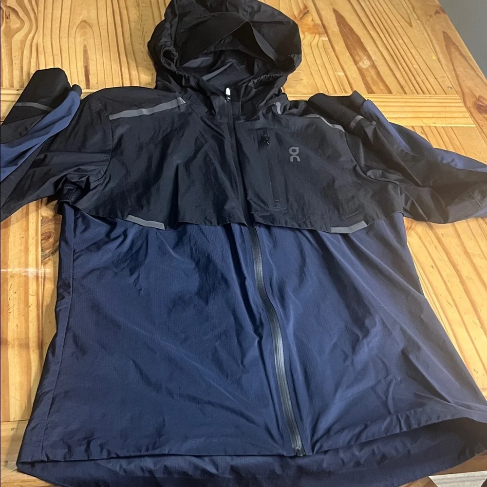 On Running Two-Tone Navy and Black Lightweight Running Jacket - Picture 6 of 16